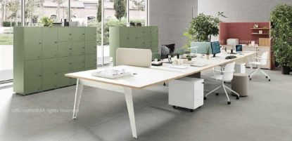 Tavolo ufficio multi postazione da 320 x 160 cm con piano in melaminico e bordi a contrasto effetto legno, cavalletto centrale in metallo con calza di copertura in tessuto grigio classe 1 facilmente removibile per elettrificazione, due screen pinnabili in materiale espanso rivestiti in tessuto e spostabili lungo il bordo della scrivania; cassettiere e lockers non sono inclusi nel prezzo.