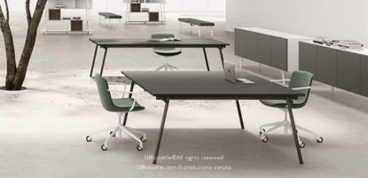 Tavolo meeting quadrato da 166,5 x 166,5 cm con altezza 75 cm, realizzato con pannelli in conglomerato ligneo spessore 25 mm rivestiti in melaminico, prodotto Made in Italy e certificato FSC®, GREENGUARD® e CARB Phase 2.
