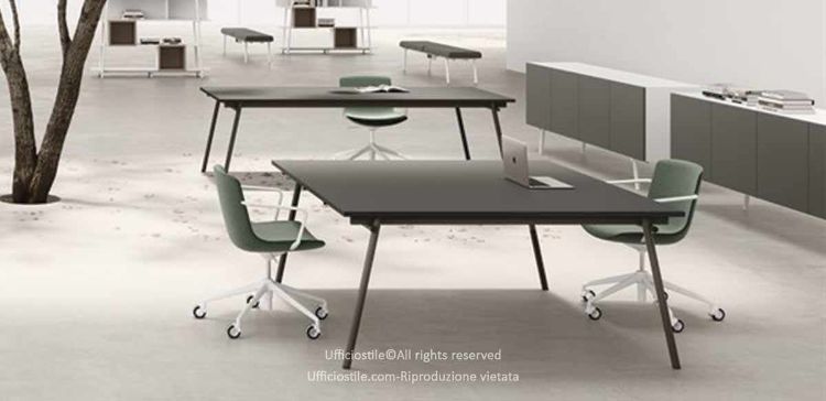 Tavolo meeting quadrato da 166,5 x 166,5 cm con altezza 75 cm, realizzato con pannelli in conglomerato ligneo spessore 25 mm rivestiti in melaminico, prodotto Made in Italy e certificato FSC®, GREENGUARD® e CARB Phase 2.