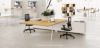 Bench operativo con mobili portanti, composto da postazione bench da 220 x 166,5 x 75 cm e mobile contenitore da 360 x 50 x 66 cm, realizzato con pannelli in conglomerato ligneo spessore 25 mm rivestiti in melaminico, prodotto Made in Italy con certificazioni FSC®, GREENGUARD® e CARB Phase 2.