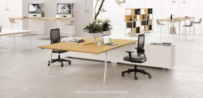 Bench operativo con mobili portanti, composto da postazione bench da 220 x 166,5 x 75 cm e mobile contenitore da 360 x 50 x 66 cm, realizzato con pannelli in conglomerato ligneo spessore 25 mm rivestiti in melaminico, prodotto Made in Italy con certificazioni FSC®, GREENGUARD® e CARB Phase 2.