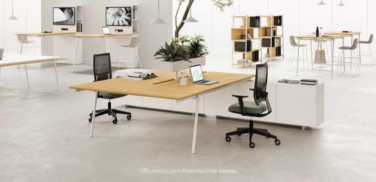 Bench operativo con mobili portanti, composto da postazione bench da 220 x 166,5 x 75 cm e mobile contenitore da 360 x 50 x 66 cm, realizzato con pannelli in conglomerato ligneo spessore 25 mm rivestiti in melaminico, prodotto Made in Italy con certificazioni FSC®, GREENGUARD® e CARB Phase 2.