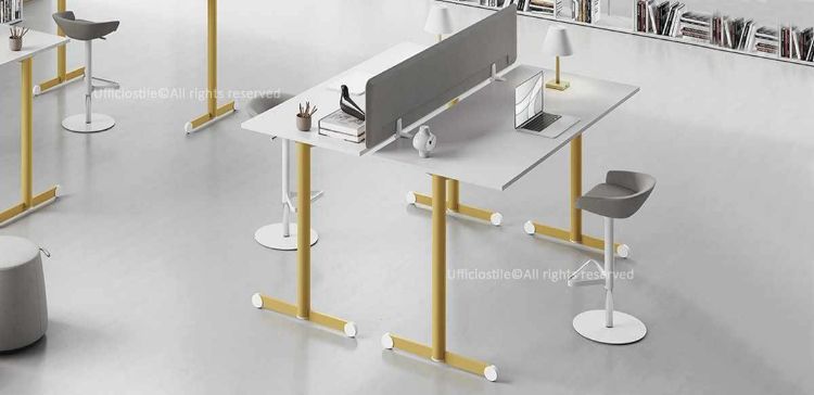 Due tavoli scrivania h.107 da 160 x 80 cm con piani in conglomerato ligneo rivestiti in melaminico bianco, noce Maroncelli o rovere chiaro, struttura metallica in acciaio a sezione circolare Ø 70 mm, piedini livellatori, gambe disponibili in diverse finiture colore e frontal panel rivestito in tessuto da 139 cm.