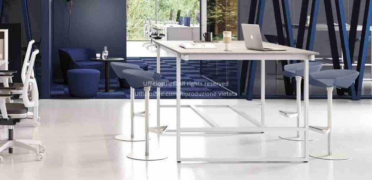Tavolo alto da ufficio da 180 x 125 cm, altezza 105 cm, con piano in truciolare nobilitato melaminico antiriflesso, struttura in acciaio a sezione rettangolare verniciata con polveri epossidiche e traverso poggiapiedi integrato alla base per maggiore ergonomia.