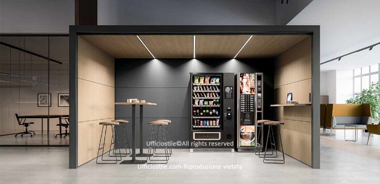Modulo break per area ristoro aziendale con struttura modulare autoportante 4x3, lato frontale aperto, pareti cieche in melaminico effetto legno chiaro e antracite, soffitto con pannelli fonoassorbenti e illuminazione LED integrata, mensole snack laterali e spazio centrale per distributori automatici, ideale per uffici, coworking e ambienti open space.