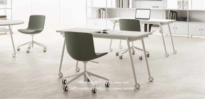 Scrivania su ruote da 140 x 60 cm con altezza 75 cm, piano in melaminico spessore 25 mm realizzato in conglomerato ligneo rivestito, ruote Ø 8 con freno, prodotto Made in Italy con certificazioni FSC®, GREENGUARD® e CARB Phase 2.