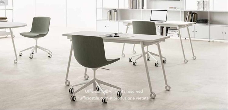 Scrivania su ruote da 140 x 60 cm con altezza 75 cm, piano in melaminico spessore 25 mm realizzato in conglomerato ligneo rivestito, ruote Ø 8 con freno, prodotto Made in Italy con certificazioni FSC®, GREENGUARD® e CARB Phase 2.