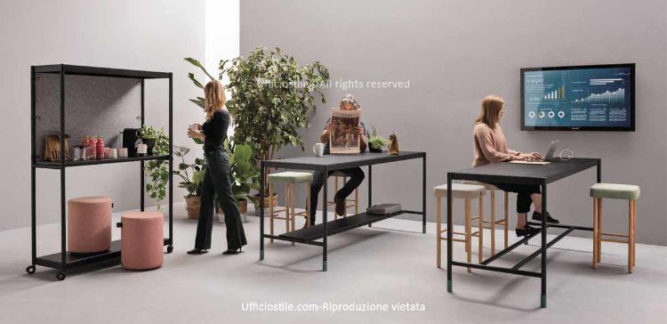 Sistema modulare per spazio meeting e lounge composto da librerie su ruote con schiena fonoassorbente, tavoli alti con piano in Fenix e pouf imbottiti, progettato per creare aree break, focus station e quick meeting all’interno di open space e ambienti ufficio flessibili.