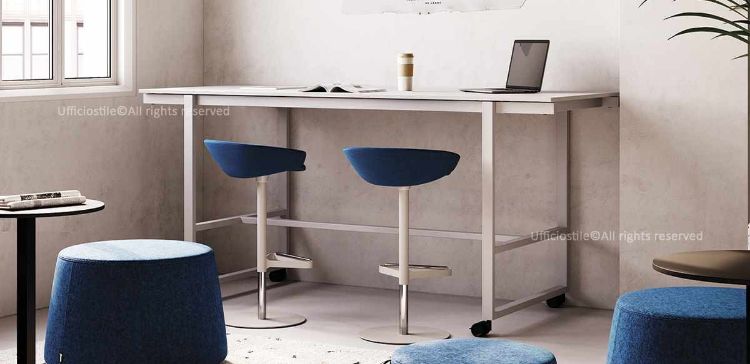 Tavolo mobile alto da 220 x 90 cm, altezza 105 cm, con piano in truciolare nobilitato melaminico antiriflesso, struttura in acciaio verniciato con polveri epossidiche, quattro ruote piroettanti con freno e traverso poggiapiedi saldato alla base per comfort e stabilità.