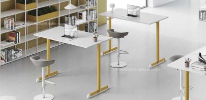 Due tavoli scrivania h.107 da 140 x 80 cm con piani in conglomerato ligneo rivestiti in melaminico bianco, noce Maroncelli o rovere chiaro, struttura metallica in acciaio a sezione circolare Ø 70 mm, piedini livellatori e gambe disponibili in bianco semilucido, alluminio goffrato, antracite semilucido, rosso mattone, verde salvia, azzurro polvere e giallo oro.