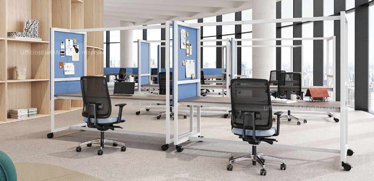 Due tavoli mobili su ruote da 220 x 97 cm, altezza 189 cm, con piani in melaminico, struttura in tubo d’acciaio a sezione rettangolare verniciata disponibile in goffrato bianco, goffrato nero o goffrato grigio verdastro, quattro ruote piroettanti con freno e pannello laterale in melaminico rivestito in tessuto puntinabile.