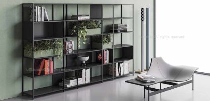 Libreria modulare per ufficio con vani a giorno, struttura in tubolare d’acciaio verniciato, ripiani e schiene in lamiera piegata, contenitori metallici colorati e piedini livellatori in ABS nero.