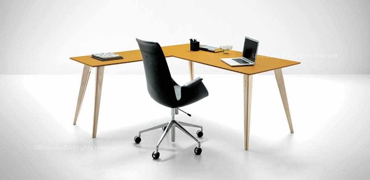 Scrivania angolare da 180 x 160 cm con piani in melaminico laccato disponibili in diverse finiture, struttura in frassino massiccio verniciato con vernici acriliche opache, pannelli fibrolegnosi spessore 30 mm bordati in ABS e piedini livellatori in ABS con vite in acciaio.