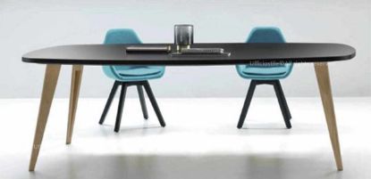 Tavolo riunioni laccato da 240 x 120 cm con piano in melaminico laccato, struttura in frassino massiccio verniciato con vernici acriliche opache e flap top access per favorire l’elettrificazione del piano, adatto a ospitare 6/8 persone.
