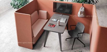 Esempio compositivo di postazione multimediale con scrivania dotata di piano di lavoro CARB2 spessore 30 mm in finitura bianca con bordi in ABS a contrasto, struttura metallica laccata opaca e pannelli acustici in tessuto ignifugo fonoassorbente, disponibile in diverse finiture e dimensioni.