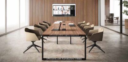 Tavolo riunione da 360 x 122,5 cm con struttura ad anello in acciaio tubolare 70 x 30 mm verniciato a polveri epossidiche, piano spessore 25 mm in truciolare ecologico FSC® rivestito in melaminico antigraffio, tre top access con vasche portacavi integrate e finiture disponibili per piano bianco, rovere Portofino o noce Stelvio.