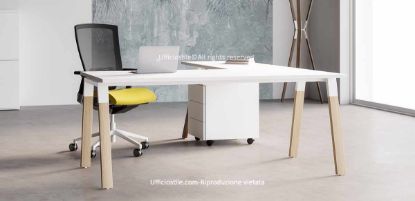 Composizione operativa Ufficiostile® con scrivania da 160 x 80 x 73 cm, allungo laterale da 80 x 60 x 73 cm e ingombro totale 160 x 160 x 73 cm, piano in conglomerato ligneo spessore 25 mm rivestito in melaminico bianco Classe E1, struttura mista metallo-legno con cavalletto in acciaio tubolare 70 x 30 mm e gambe in legno massello di faggio, cassettiera metallica su ruote da 42 x 53 x 55 cm con tre cassetti, serratura centralizzata e maniglia a gola.