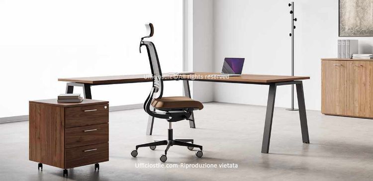 Composizione operativa Ufficiostile® con scrivania angolare da 160 x 200 x 73 cm, piano in conglomerato ligneo spessore 25 mm rivestito in melaminico antiriflesso Classe E1, struttura inclinata a cavalletto in acciaio con gambe rettangolari 70 x 30 mm verniciate a polveri epossidiche, travi sottopiano in acciaio 30 x 30 mm e cassettiera mobile da 42 x 56 x 60 cm con tre cassetti, serratura centralizzata, bordi in ABS e ruote piroettanti.