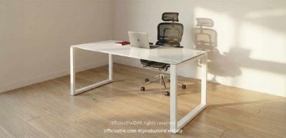Scrivania moderna da 180 x 80 cm con piano in vetro temperato spessore 10 mm retroverniciato bianco o nero, superficie satinata opaca, bordi smussati, struttura metallica ad anello verniciata in bianco, antracite o alluminio e disponibilità in pronta consegna, ideale per uffici direzionali, studi professionali e postazioni operative di rappresentanza.