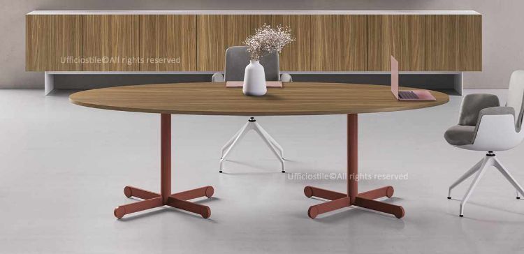 Tavolo riunioni ovale da 250 x 125 cm con piano in conglomerato ligneo rivestito in melaminico bianco, noce Maroncelli o rovere chiaro, bordi perimetrali in ABS da 2 mm e gamboni metallici a forma di X con fusto in tubolare d’acciaio Ø 70 mm, disponibili in bianco semilucido, alluminio goffrato, antracite semilucido, rosso mattone, verde salvia, azzurro polvere e giallo oro.