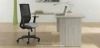 Scrivania operativa da 140 cm con allungo laterale da 80 cm e gamba metallica, realizzata in pannello ecologico melaminico certificato FSC, ideale per postazioni ufficio funzionali e sostenibili.