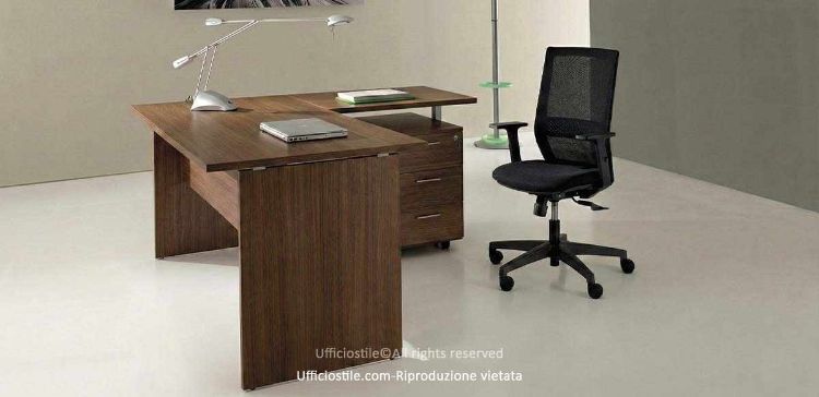 Composizione ufficio Ufficiostile 01 con scrivania pannellata da 140 cm, allungo laterale con gamba metallica a sezione quadra e cassettiera su ruote a tre cassetti con serratura.