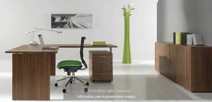 Composizione Ufficiostile Linea 01 Comp. B in pronta consegna composta da scrivania pannellata da 140 x 80 x 72 cm, allungo scrivania da 120 x 60 x 72 cm con gamba metallica a sezione quadra, cassettiera su ruote da 42 x 56 x 60 cm con tre cassetti e serratura, e libreria da 180 x 45 x 82 cm con quattro ante con serratura, realizzata principalmente in melaminico.