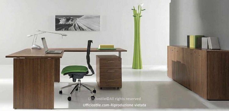 Composizione Ufficiostile Linea 01 Comp. B in pronta consegna composta da scrivania pannellata da 140 x 80 x 72 cm, allungo scrivania da 120 x 60 x 72 cm con gamba metallica a sezione quadra, cassettiera su ruote da 42 x 56 x 60 cm con tre cassetti e serratura, e libreria da 180 x 45 x 82 cm con quattro ante con serratura, realizzata principalmente in melaminico.