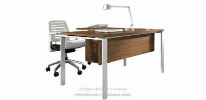 Scrivania operativa da 160 cm Linea Firenze con gambe metalliche a ponte in acciaio, piano in nobilitato melaminico da 25 mm, allungo laterale, modesty panel e cassettiera su ruote a tre cassetti con serratura.