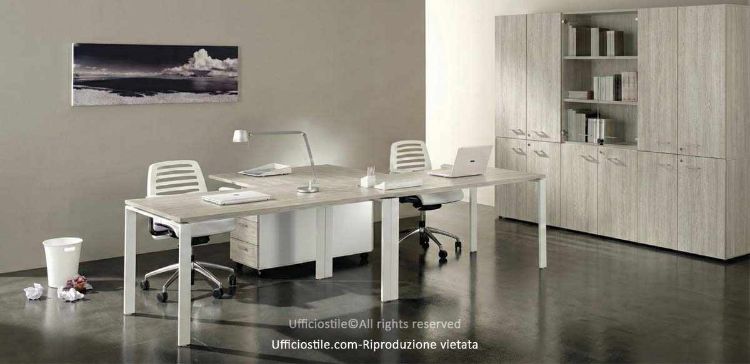 Composizione ufficio Linea Firenze con due scrivanie operative da 160 cm, allunghi laterali, cassettiere su ruote con serratura e libreria alta con ante cieche e ante vetro, struttura con gambe metalliche a ponte Made in Italy.