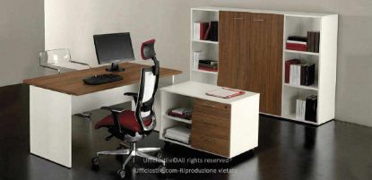 Composizione ufficio con scrivania pannellata bicolore, mobile di servizio su ruote e libreria contenitore con due ante e vani a giorno, realizzata in melaminico per ambienti professionali.
