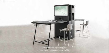 Doppia postazione con media wall composta da due tavoli alti da 180 x 100 x 107 cm e Media Wall da 100 x 15 x 198 cm, per dimensioni complessive di 390 x 100 x 198 cm, realizzata con pannelli in conglomerato ligneo spessore 25 mm rivestiti in melaminico e certificata FSC®, GREENGUARD® e CARB Phase 2.