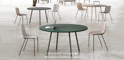 Tavolo riunioni circolare Ø 140 cm con quattro gambe, piano in conglomerato ligneo spessore 25 mm rivestito in melaminico disponibile in nero, bianco, verde opaco, tortora e grafite con finiture soft touch, prodotto Made in Italy con certificazioni FSC®, GREENGUARD® e CARB Phase 2.