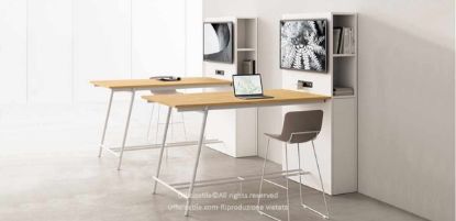 Tavolo alto con media wall composto da tavolo da 180 x 100 x 107 cm e Media Wall da 100 x 15 x 198 cm, realizzato con pannelli in conglomerato ligneo spessore 25 mm rivestiti in melaminico, prodotto Made in Italy con certificazioni FSC®, GREENGUARD® e CARB Phase 2.
