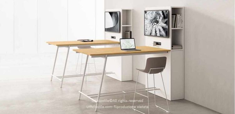 Tavolo alto con media wall composto da tavolo da 180 x 100 x 107 cm e Media Wall da 100 x 15 x 198 cm, realizzato con pannelli in conglomerato ligneo spessore 25 mm rivestiti in melaminico, prodotto Made in Italy con certificazioni FSC®, GREENGUARD® e CARB Phase 2.
