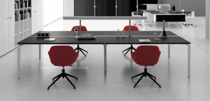 Postazione operativa bench a 4 scrivanie contrapposte con dimensioni complessive 320 x 136,5 x 74 cm, piani di lavoro in MDF spessore 18 mm rivestiti in melaminico nero opaco e bordo perimetrale in ABS spessore 2 mm.