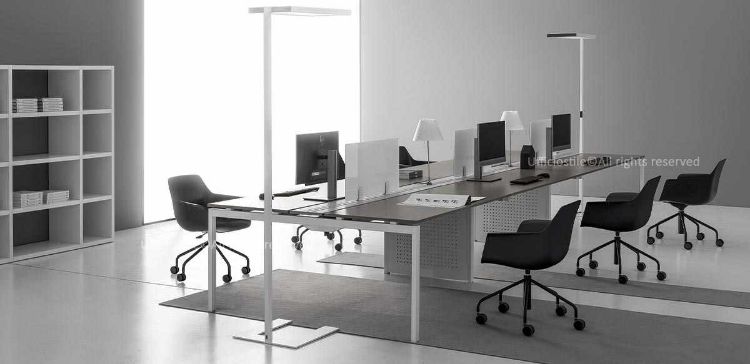 Postazione bench a 6 scrivanie con dimensioni complessive 420 x 158 x 74 cm, piani di lavoro in conglomerato ligneo spessore 18 mm rivestito in melaminico in diverse finiture, bordi perimetrali in ABS da 2 mm, gambe metalliche intermedie con carter per occultamento dei cavi elettrici e schermi frontali divisori in vetro.