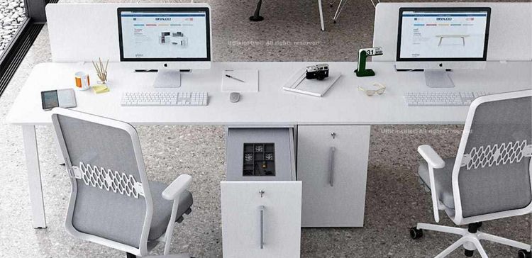 Scrivania doppia postazione composta da due piani ravvicinati in melaminico bianco da 180 x 60 cm ciascuno, struttura con gambe a cavalletto in tubo di acciaio trafilato, due classificatori verticali con serratura Yale, maniglia in metallo e piedini livellatori, e due schermi protettivi in truciolare melaminico classe E1 bordato in ABS.