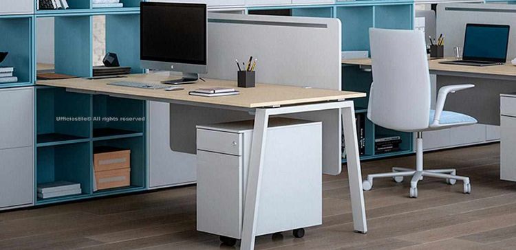 Composizione ufficio Take con piano di lavoro a due gambe agganciato a un elemento contenitore componibile, completa di cassettiera con un cassetto e un classificatore con serratura, schermo per la protezione della privacy e pannelli in truciolare spessore 18 mm rivestiti in melaminico classe E1.