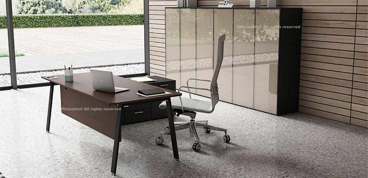 Scrivania con piano in truciolare finitura melaminico wengè da 160 x 80 cm, gambe a cavalletto in tubo di acciaio trafilato con piedini livellatori, veletta di cortesia per privacy e mobile di servizio con quattro cassetti, due ante, tre serrature, due ripiani interni, chiusura soft rallentata e piedini regolabili.
