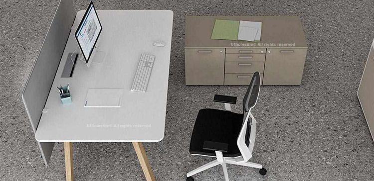 Scrivania da 140 x 80 cm con piano in nobilitato melaminico, struttura con gambe a cavalletto in tubo di acciaio trafilato verniciato a polveri epossidiche e rivestimento verticale in melaminico, abbinata a mobile contenitore su piedini con quattro cassetti, due ante con serrature, chiusura soft rallentata, serrature Yale e cassettino portacancelleria.