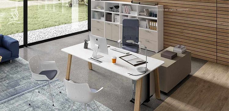 Scrivania da 140 x 60 cm con piano in nobilitato melaminico, gambe a cavalletto in truciolare rivestite nella parte verticale in melaminico con tecnologia folding, porta CPU metallico fissato sotto il piano e mobile di servizio su piedini con tre cassetti, un’anta con serrature, chiusura soft rallentata e serrature cilindriche tipo Yale.