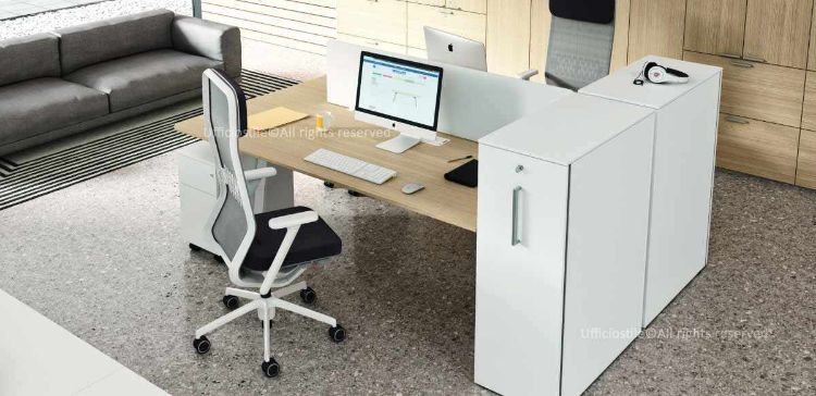 Scrivania a 2 posti da 180 x 164 cm con piano in melaminico a travi fisse, struttura con gambe a cavalletto in tubo di acciaio trafilato, scarpette in metacrilato con piedini livellatori, appoggio su due mobili portanti con cassetti estraibili e due cassettiere su ruote a tre cassetti con serratura Yale, chiusura simultanea e guide metalliche con sistema soft.