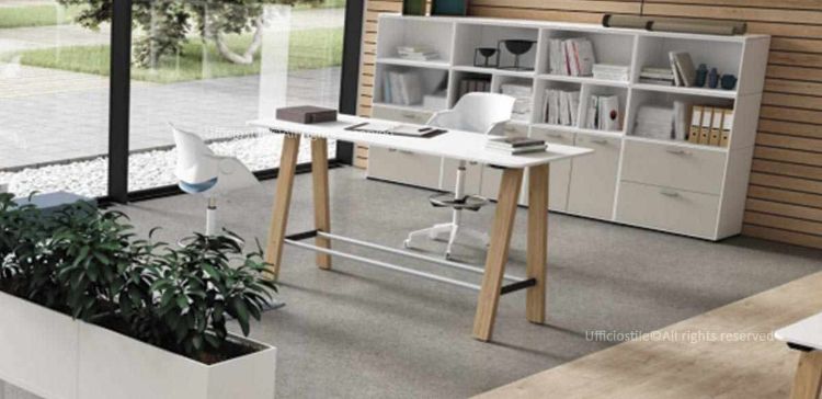 Tavolo operativo alto 105 cm da 160 x 70 cm con gambe a cavalletto in tubo di acciaio trafilato verniciato a polveri epossidiche, rivestimento in melaminico, travi di collegamento in tubi quadri 40 x 40 mm, staffe in ferro e poggiapiedi in tubo di acciaio inox diametro 35 mm con funzione anche di supporto portaborse.