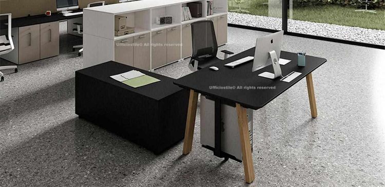 Scrivania da 140 x 80 cm con piano in melaminico laccato nero dotato di top access per passaggio cavi, gambe a cavalletto rivestite in melaminico con tecnologia folding, piedini livellatori e porta CPU metallico agganciato alla gamba, abbinata a mobile di servizio su piedini con due cassetti, un classificatore e due ante laterali con serrature Yale e chiusura soft rallentata.
