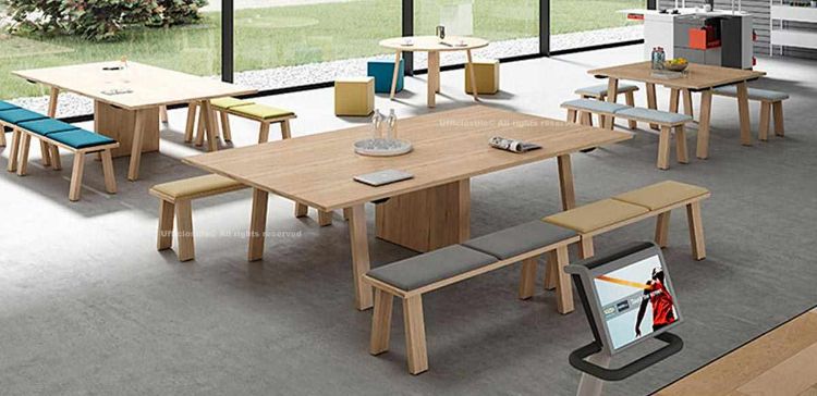 Tavolo composto in finitura rovere naturale da 280 x 124 cm con piano in melaminico, gambe a cavalletto in tubo di acciaio trafilato verniciato a polveri epossidiche, gamba intermedia con pannello di tamponamento rivestito in melaminico con tecnologia folding, scarpette in ABS trasparente opaco e piedini livellatori, adatto sia a postazioni operative sia ad aree mensa o break.