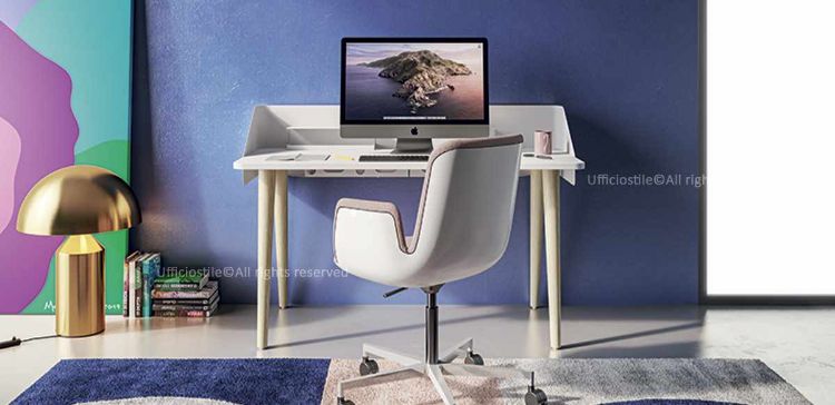 Tavolo scrivania sagomato da 140 x 65 cm con piano in nobilitato melaminico, struttura in tubolare metallico a sezione circolare Ø 35 mm, gambe coniche in legno tornito disponibili in frassino naturale oppure faggio laccato antracite o bianco, piedini livellatori e fissaggio al piano tramite piastra metallica.