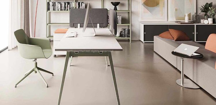 Tavolo scrivania sagomato da 140 x 65 cm con piano in melaminico, struttura con gambe a cavalletto color antracite semilucido, coppia di frontal panel fonoassorbenti rivestiti in tessuto e cassettiera metallica su ruote con cassetto classificatore.