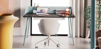 Tavolo scrivania da 140 x 65 cm con piano sagomato in nobilitato melaminico, struttura in tubolare metallico a sezione circolare Ø 35 mm, puntali in ABS con piedini livellatori, due schermi metallici e cassetto in lamiera piegata e saldata verniciata bianca con guide metalliche e serratura.