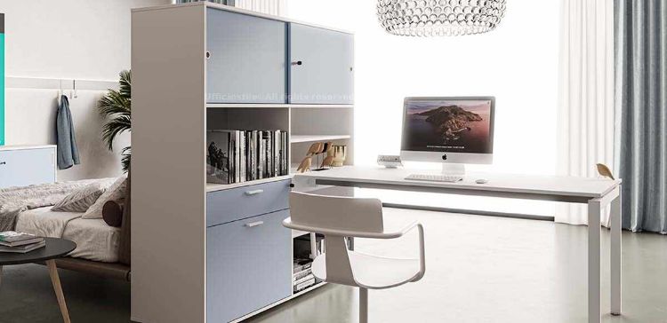 Mobile contenitore con due ante scorrevoli, cassettiera integrata e scrivania agganciata da 160 x 65 cm, realizzato in conglomerato ligneo spessore 18 mm rivestito in melaminico con bordi perimetrali in ABS in tinta, disponibile in finiture bianco, grigio chiaro, rovere chiaro, rovere moro, rovere tabacco, terra d’ombra, noce Maroncelli o in MDF nero opaco.
